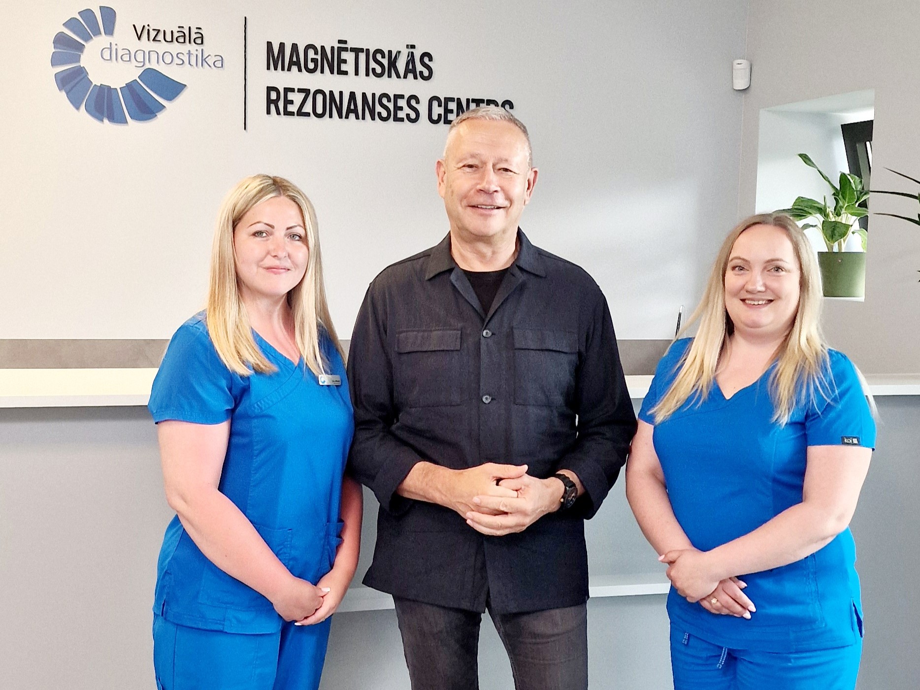 No kreisās: SIA "Vizuālā diagnostika" filiāles Tukumā administratore Gita Upmane, valdes loceklis Māris Rēvalds un radiogrāfere Lauma Akmene